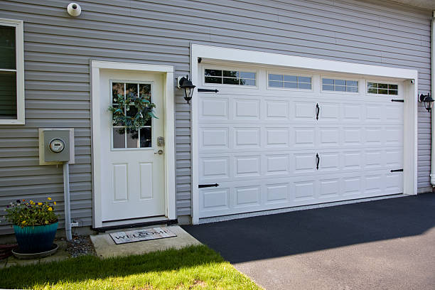 24/7 Emergency Garage Door Panel Replacement experts in Holdrege, NE
